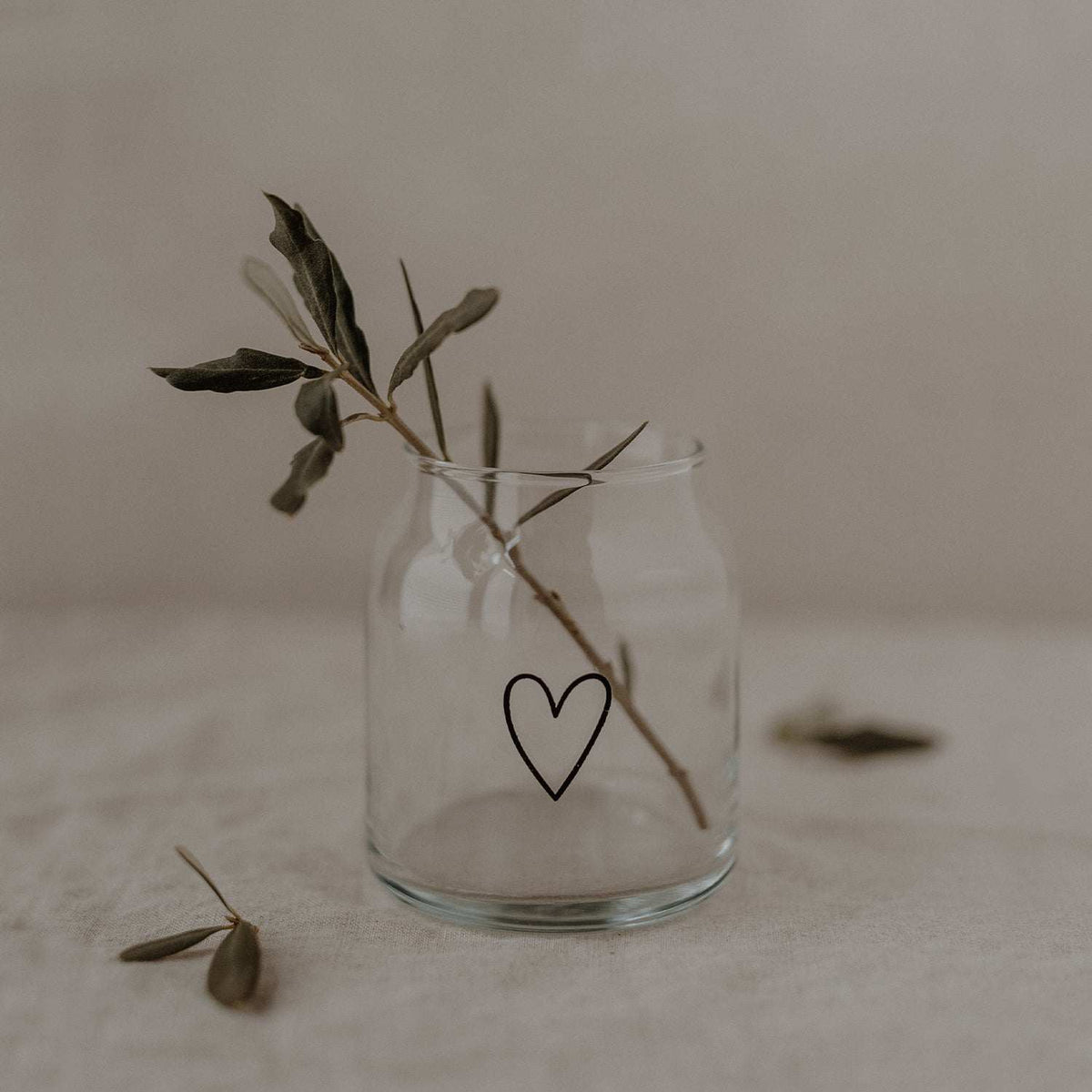 Kleine Vase aus Glas mit Herzdesign, 8x7,5 cm, schwarze Musterung
