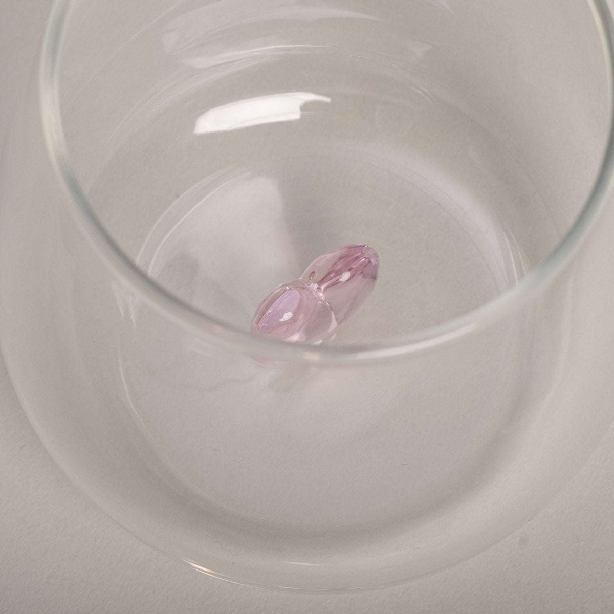 Trinkglas Herzfigur Rosa mit 3D-Schwarzem Herzmotiv, spülmaschinenfest und elegant