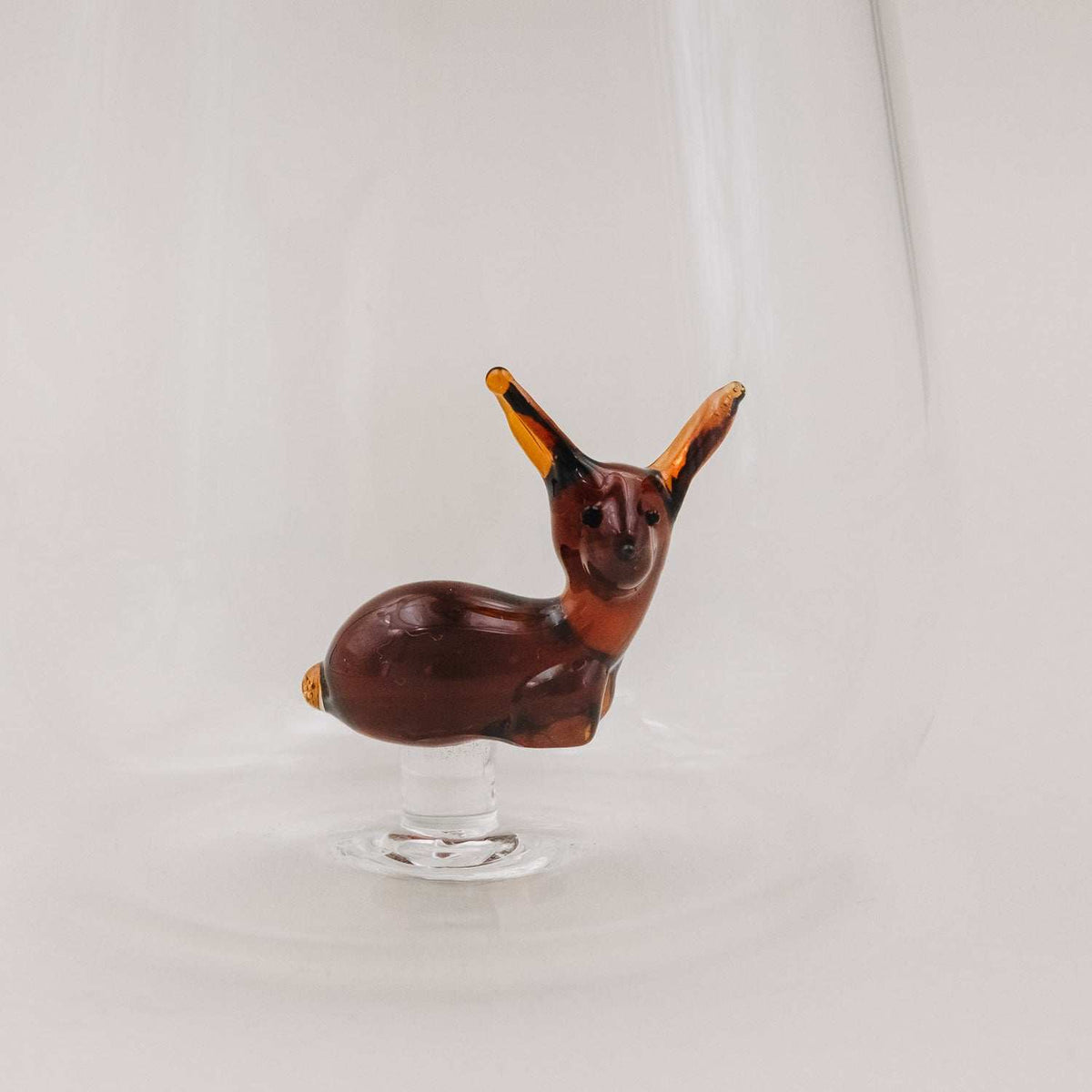 Trinkglas mit filigraner Rehfigur in Braun, dekoratives Waldmotiv im Glasinneren, spülmaschinengeeignet und alltagstauglich
