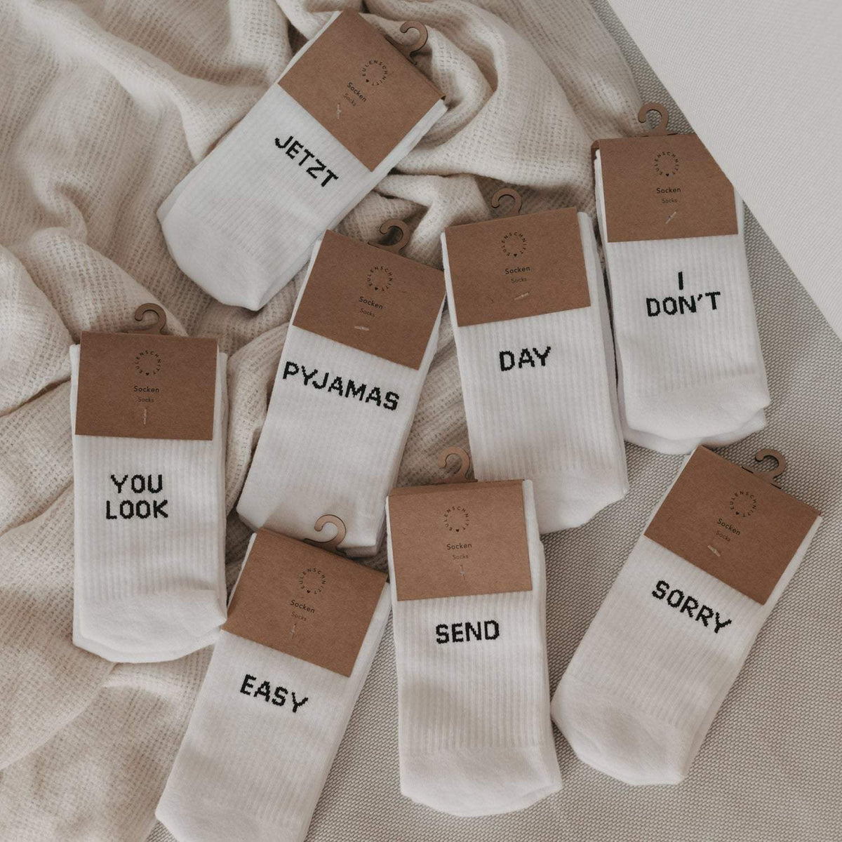 Weiße Eulenschnitt Socken aus Bio-Baumwolle mit verschiedenen Schriftzügen und verstärktem Komfort